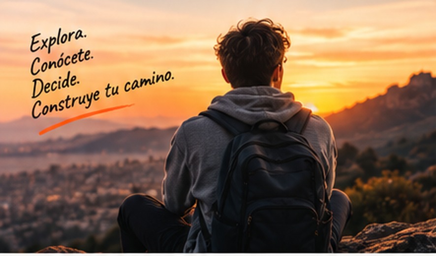Joven contemplando el atardecer: explora, conócete, decide, construye tu camino